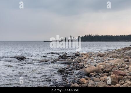 Svezia lato mare roccioso. Epico settentrionale mistico grigio nuvoloso paesaggio. Viaggiare in scandinavia Foto Stock