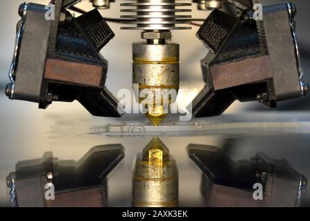 La stampante 3D stampa oggetti isolati su superfici riflettenti a specchio. Moderna tecnologia di stampa 3D Foto Stock