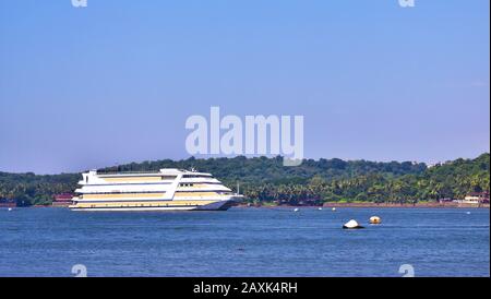 Nave da casinò galleggiante di lusso sul fiume Mandovi a Goa Foto Stock