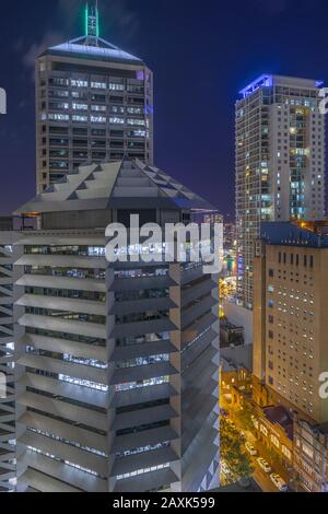 Australia, Brisbane, vista sulla città, grattacieli, facciate di notte Foto Stock