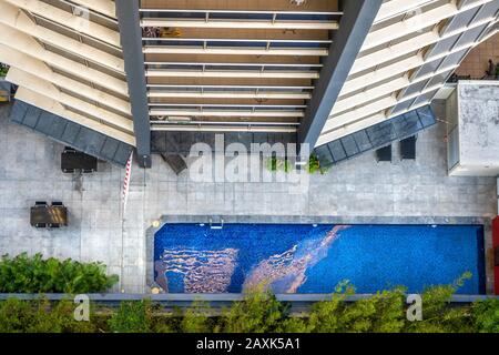 Australia, Brisbane, grattacielo, vista dall'alto su una piscina Foto Stock
