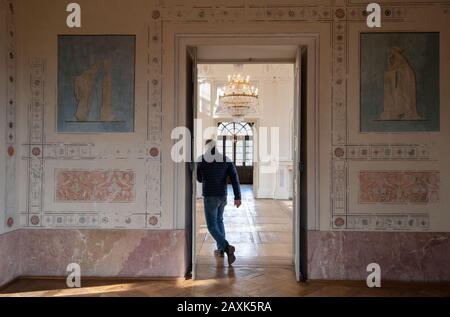 12 febbraio 2020, Baden-Wuerttemberg, Ludwigsburg: Un uomo cammina attraverso una stanza Del favorito Schloss. Il palazzo barocco di caccia e piacere è programmato per riaprire il 15 marzo dopo un'estesa ristrutturazione. Foto: Marijan Murat/Dpa Foto Stock