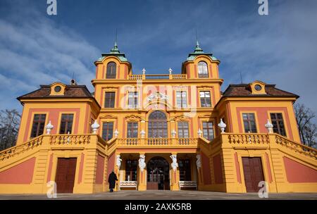 12 febbraio 2020, Baden-Wuerttemberg, Ludwigsburg: Un uomo cammina di fronte al castello Preferito. Il palazzo barocco di caccia e piacere è programmato per riaprire il 15 marzo dopo un'estesa ristrutturazione. Foto: Marijan Murat/Dpa Foto Stock