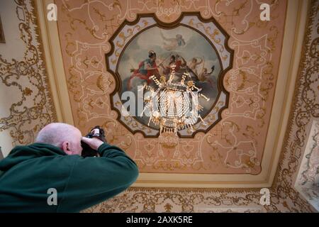 12 febbraio 2020, Baden-Wuerttemberg, Ludwigsburg: Un giornalista scatta una fotografia di un dipinto a soffitto in una stanza Del castello Preferito. Il palazzo barocco di caccia e piacere è programmato per riaprire il 15 marzo dopo un'estesa ristrutturazione. Foto: Marijan Murat/Dpa Foto Stock