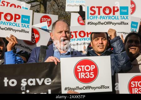 Westminster, London, UK 12th Feb 2020. I gruppi si sono opposti alle modifiche alle regole fuori dai salari che funzionano a marzo attraverso Westminster e protestano al di fuori del Tesoro a Westminster. I manifestanti rappresentano le aziende e i contraenti interessati dai cambiamenti, che saranno applicati a partire da aprile 2020, quando ogni impresa del settore privato, medio e grande, del Regno Unito diventerà responsabile della definizione dello status fiscale (o IR35) dei lavoratori a contratto che utilizzano. Credito: Imageplotter/Alamy Live News Foto Stock