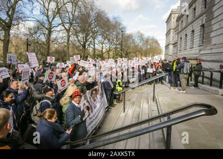 Westminster, London, UK 12th Feb 2020. I gruppi si sono opposti alle modifiche alle regole fuori dai salari che funzionano a marzo attraverso Westminster e protestano al di fuori del Tesoro a Westminster. I manifestanti rappresentano le aziende e i contraenti interessati dai cambiamenti, che saranno applicati a partire da aprile 2020, quando ogni impresa del settore privato, medio e grande, del Regno Unito diventerà responsabile della definizione dello status fiscale (o IR35) dei lavoratori a contratto che utilizzano. Credito: Imageplotter/Alamy Live News Foto Stock