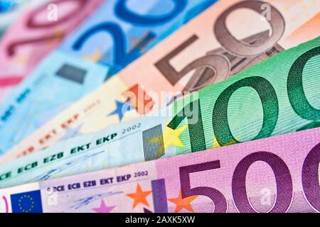 Primo piano di varie banconote in euro, colorato fondo monetario, concetto di moneta europea Foto Stock