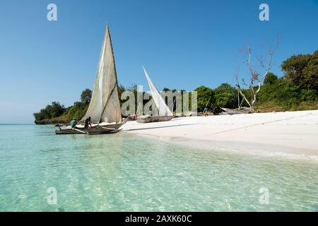 Dhows sulla spiaggia, Isola di Pemba, Arcipelago di Zanzibar, Tanzania Foto Stock