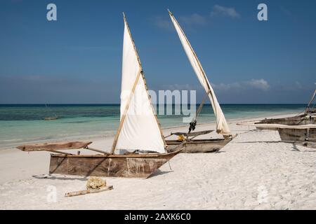 Dhows sulla spiaggia, Isola di Pemba, Arcipelago di Zanzibar, Tanzania Foto Stock