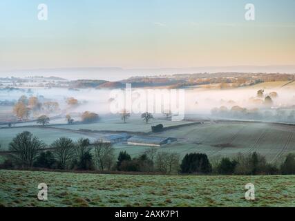 Nebbia mattutina sui terreni agricoli vicino a Trellech nel Galles del Sud, Regno Unito. Foto Stock