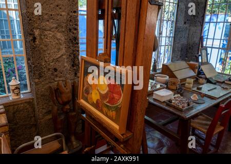 Abiti e manufatti appartenenti a Frida Kahlo nella sua casa a Città del Messico, Messico Foto Stock