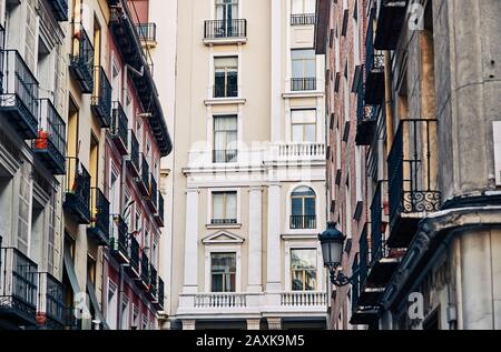 Tipici edifici classici nel centro di Madrid, Spagna. Foto Stock