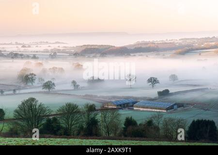 Nebbia mattutina sui terreni agricoli vicino a Trellech nel Galles del Sud, Regno Unito. Foto Stock