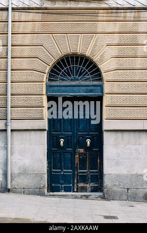 Porta di legno antico con l'HAMSA o Mano di Fatima knocker nel centro di Madrid, Spagna. Foto Stock