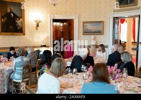 La First Lady Melania Trump degli Stati Uniti ascolta come Yumi Hogan, moglie del governatore del Maryland Larry Hogan e presidente del Comitato di leadership Dei Coniugi, parla durante un pranzo per i coniugi durante l'incontro annuale dei governatori nella Blue Room della Casa Bianca del 10 febbraio 2020 a Washington, DC. Foto Stock