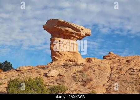 Il punto di riferimento di arenaria rosa Camel Rock, situato vicino al Tesuque Pueblo, subito fuori dell'autostrada 285 a poche miglia a nord di Santa Fe, New Mexico Foto Stock