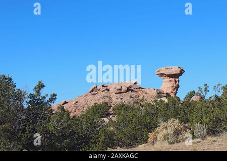 Il punto di riferimento di arenaria rosa Camel Rock, situato vicino al Tesuque Pueblo, subito fuori dell'autostrada 285 a poche miglia a nord di Santa Fe, New Mexico Foto Stock