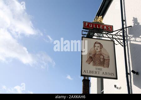 Il cartello del pub Albert Arms, un popolare pub di Esher High Street Surrey, salvato dalla Fullers Brewery, preso nel febbraio 2020 Foto Stock