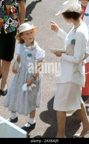 Zara Phillips viene raccontata da sua madre, la Principessa Anne alle Corse Royal Ascot, Inghilterra giugno 1989 Foto Stock