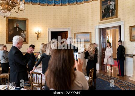 La First Lady Melania Trump degli Stati Uniti arriva a pranzo per i coniugi al meeting annuale dei governatori nella Blue Room della Casa Bianca 10 febbraio 2020 a Washington, DC. Foto Stock
