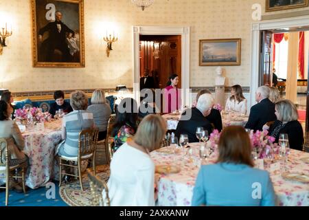 La First Lady Melania Trump degli Stati Uniti ascolta come Yumi Hogan, moglie del governatore del Maryland Larry Hogan e presidente del Comitato di leadership Dei Coniugi, parla durante un pranzo per i coniugi durante l'incontro annuale dei governatori nella Blue Room della Casa Bianca del 10 febbraio 2020 a Washington, DC. Foto Stock