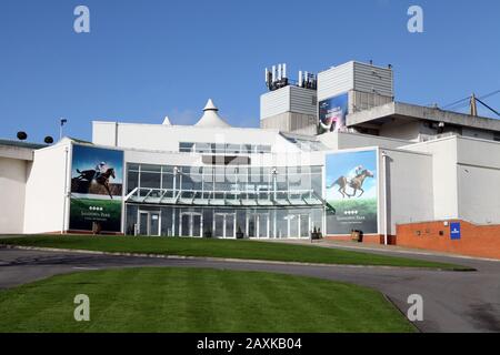 Ingresso all'ippodromo di Sandown Park senza persone, esterno durante il giorno, Esher, Surrey, Regno Unito - febbraio 2020 Foto Stock