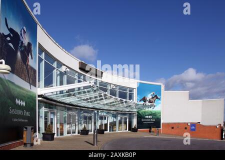 Ingresso all'ippodromo di Sandown Park senza persone, esterno durante il giorno, Esher, Surrey, Regno Unito - febbraio 2020 Foto Stock