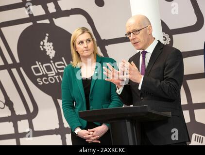 John Swinney MSP, vice Primo ministro e segretario di gabinetto per l'istruzione e Le Competenze che lancia il Dumfries Digal Hub a Dumfries e Galloway College. Con Joanna Campbell pricial del college Foto Stock