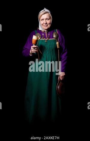 Studio ritratto di una donna bionda matura in costume vichingo, con un pallone e un corno per bere. Ritratto di un amante della storia vivente Foto Stock