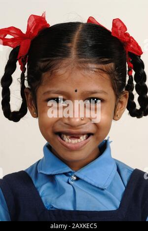 Nashik, Maharashtra, India- Luglio, 25, 2006 - Villaggio rurale Indiano in luoghi dove famiglie e genitori hanno pochi soldi; le ragazze sono inviate a school Foto Stock