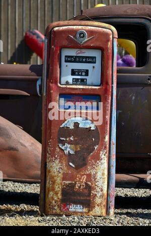 Pompa a gas Old, rusty Chevron in una fattoria nella contea di Sonoma, California, Stati Uniti Foto Stock