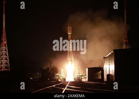 Baikonur COSMODROME - 7 Feb 2020 - il veicolo di lancio Soyuz-2.1b insieme ai satelliti di comunicazione OneWeb è stato lanciato con successo Foto Stock