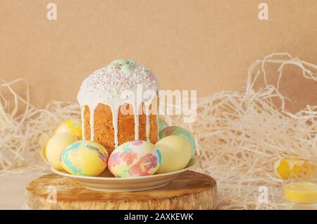 Uovo di Pasqua pastello. Uova di pasqua decorate in colori pastello e torta di Pasqua. Sfondo vacanza Pasqua color pastello. Spazio per la scritta Foto Stock