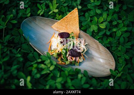 Alto angolo vicino di insalata di fiori di banana con anatra ed erbe. Foto Stock