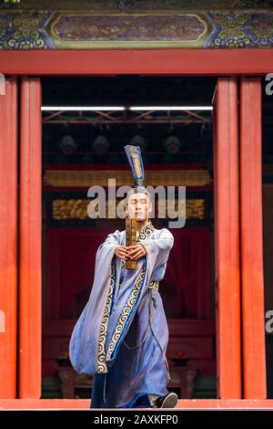 Spettacolo teatrale Cinese tradizionale nel tempio di Pechino, Cina Foto Stock