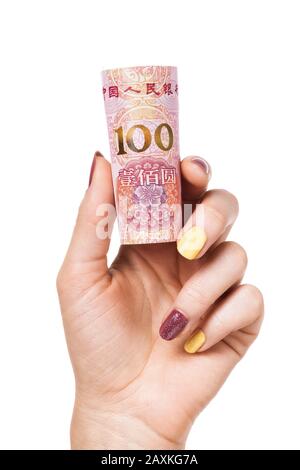 Cento yuan in una mano femminile isolato su sfondo bianco Foto Stock