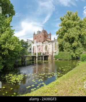 Castello di Nijenrode sulla riva del fiume Vecht, Breukelen, Utrecht, Paesi Bassi Foto Stock