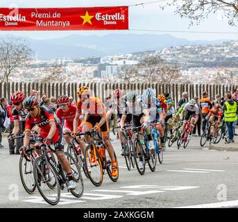 Barcellona, Spagna - March27, 2016: Il pelotone in sella a volta Ciclista a Catalunya, in cima a Montjuic in Bracelona Spagna, il 27 marzo 2016. Foto Stock