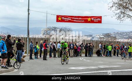 Barcellona, Spagna - March27, 2016: Il ciclista colombiano Rigoberto Uran, in sella alla cima di Montjuic in Bracelona Spagna, durante volta Ciclista a Cata Foto Stock