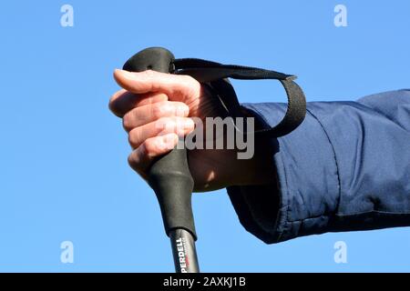Cinturino da polso su palo da trekking. Uso non corretto. Foto Stock
