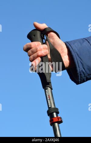 Cinturino da polso su palo da trekking. Uso non corretto. Foto Stock