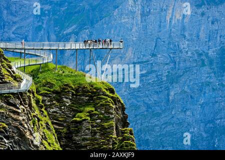 Sentiero di montagna e piattaforma Prima Cliff Walk presentato da Tissot contro le pareti rocciose delle Alpi Bernesi, Grindelwald, Bernese Oberland, Svizzeraera Foto Stock