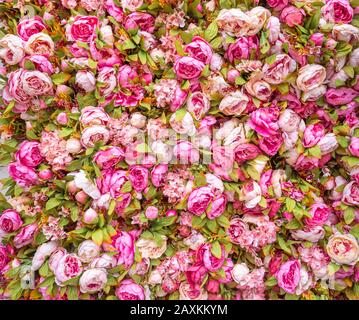 Bellissimo sfondo di peonie rosa artificiale. Decorazione festiva di nozze. Sfondo rosa floreale. Fiori rosa sfondo Foto Stock