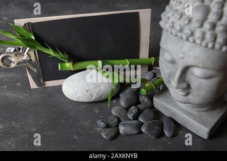 testa di buddha con pietre, bambù e tabulare Foto Stock