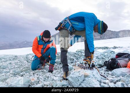 Scalatore sulla strada per la cima di Bishorn con arrampicata su ferro (rampone) Foto Stock