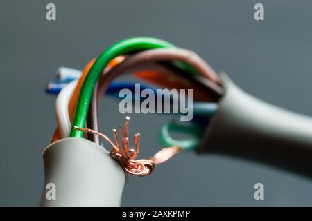 Primo piano di un cavo ethernet UTP rotto Foto Stock