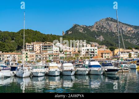 Città costiera Port de Sóller, nella parte nord-occidentale dell'isola, vicino a Alconàsser, Serra de Tramuntana, Mallorca, Spagna, Foto Stock