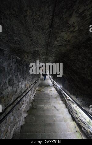 L'alto angolo di ripresa di una persona scende in un tunnel Foto Stock