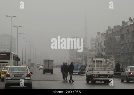 Damasco. 12th Feb, 2020. La foto scattata il 12 febbraio 2020 mostra una vista con nebbia fitta a Damasco, capitale della Siria. Credit: Ammar Safarjalani/Xinhua/Alamy Live News Foto Stock