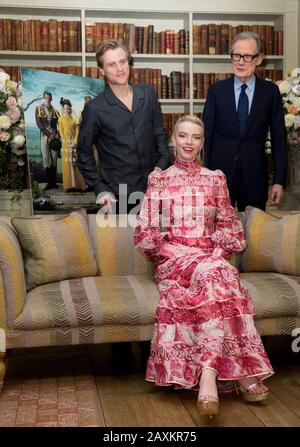 Anya Taylor-Joy con (di nuovo fila a sinistra a destra) Johnny Flynn e Bill Nighy che partecipano alla chiamata di foto per il nuovo film Emma al Soho Hotel, Londra. Foto Stock